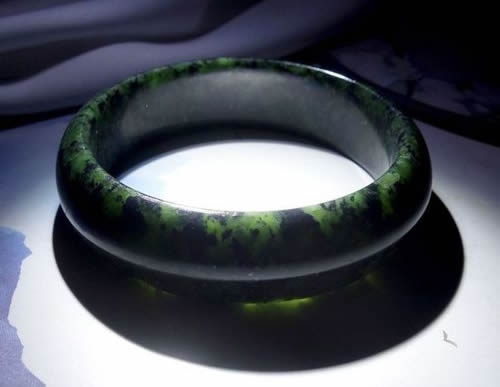 药王石手镯戴左手还是右手 药王石手镯戴哪只手