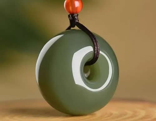 玉石和翡翠有什么区别哪个价值更高